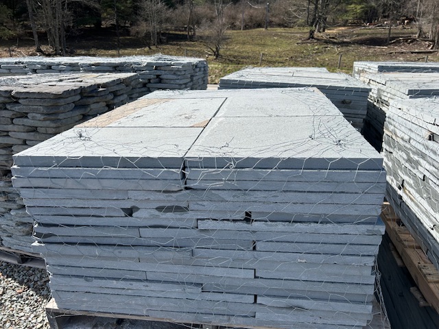 Lot #3: 1 pallet 1" Bluestone Patio Kit 2